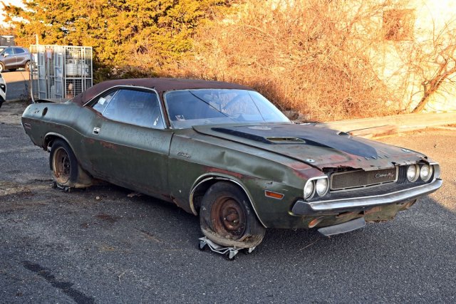 1970-challenger-440-6-pack-barn-find.jpg